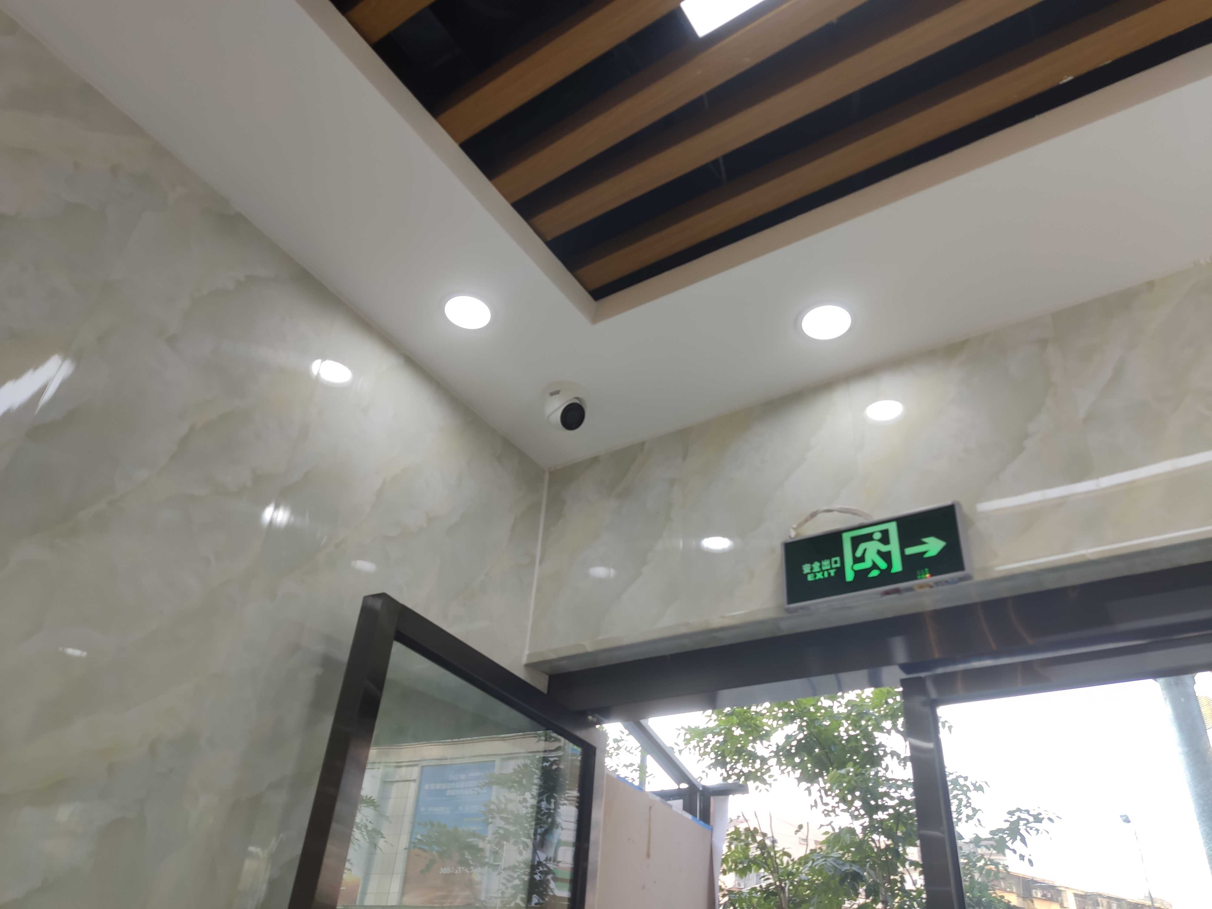 廣龍?chǎng)危翰锁B(niǎo)驛站老板笑了！靠監(jiān)控?cái)z像頭多賺20萬(wàn)的秘密